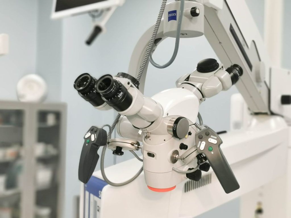 Operacja kręgosłupa z wykorzystaniem nowoczesnego mikroskopu operacyjnego