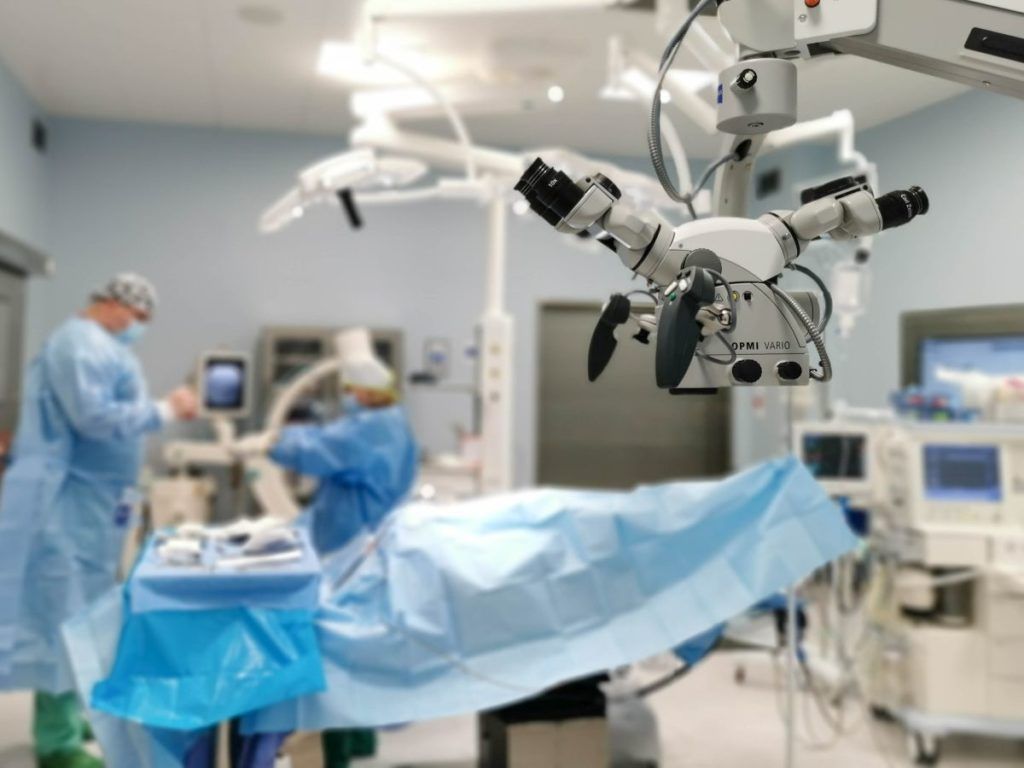 Operacja kręgosłupa z wykorzystaniem nowoczesnego mikroskopu operacyjnego