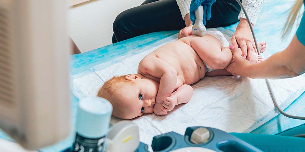 Badanie preluksacyjne (badanie bioderek) u małego dziecka