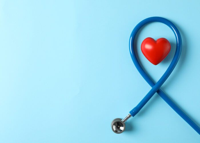 Stetoskop i serce na niebieskim tle