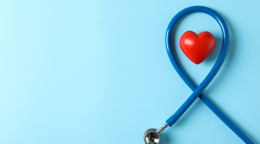 Stetoskop i serce na niebieskim tle