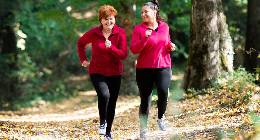Dwie kobiety biegną po lesie