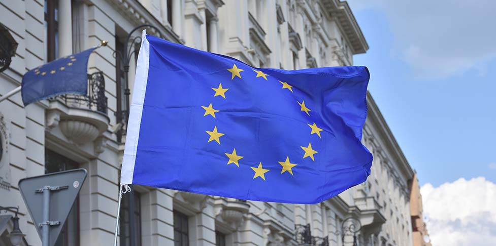 Flaga Unii Europejskiej na tle budynków