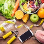 Zdrowe jedzenie oraz przybory do ćwiczeń