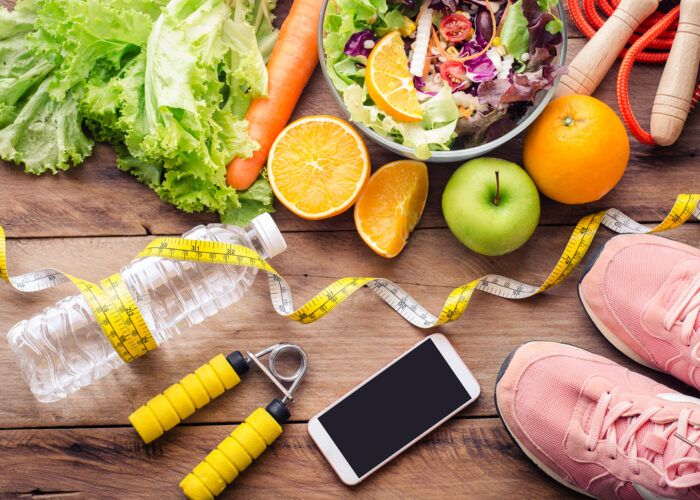 Zdrowe jedzenie oraz przybory do ćwiczeń
